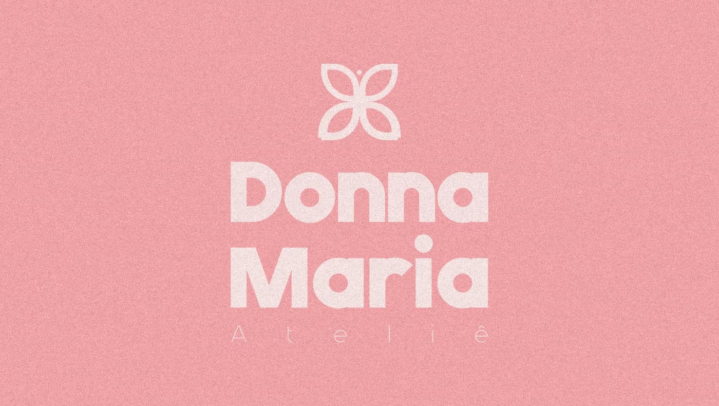 Assinatura Donna Maria Ateliê em rosa com símbolo de borboleta